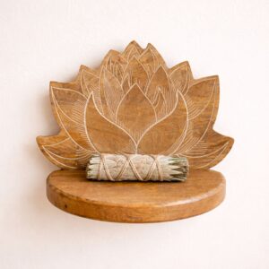 Estante de pared Lotus con acabado lavado blanco